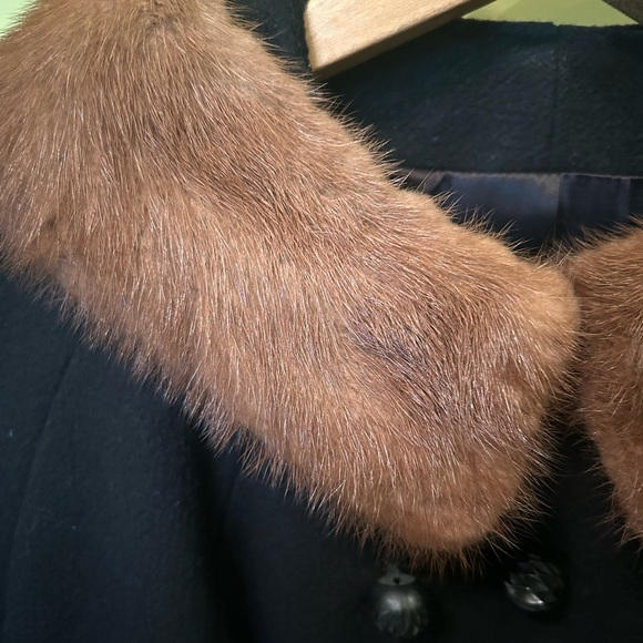 Elegant Vintage Black Wool Coat with Mink Collar - Picture 3 of 6